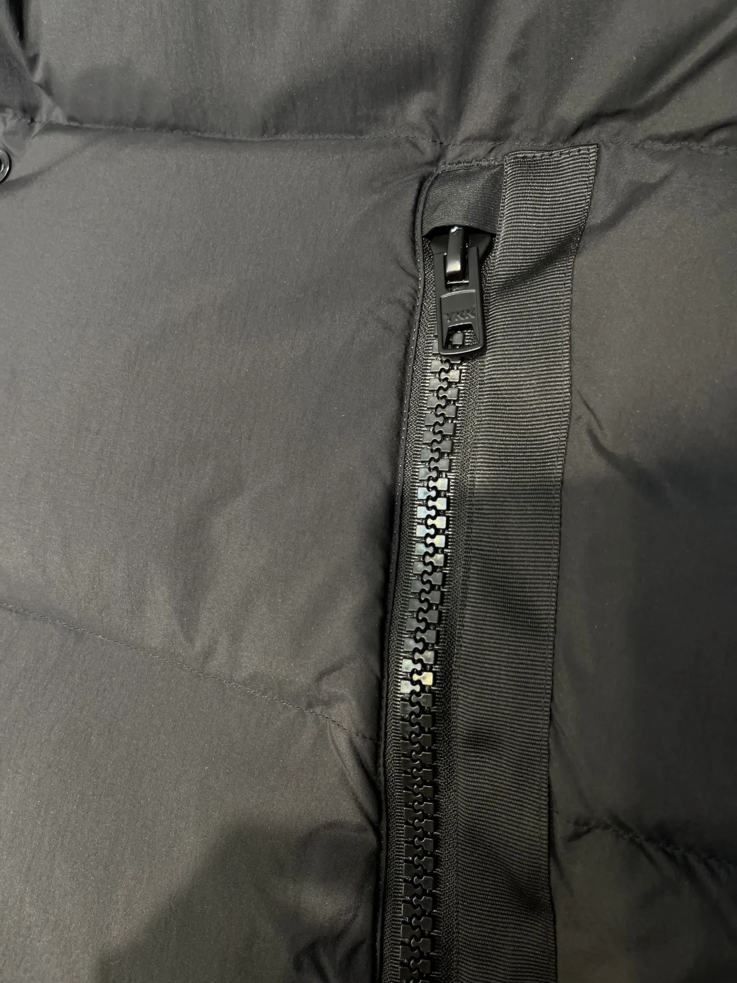 P740 Canada Goose🌟Ouyang Nana's same style 3m reflective black label down jacket junction junction parka is light weight and warm. The Junction Parka is made from soft enduraluxe fabric with cordura for added durability in high-wear areas, making it lightweight and durable. 360-degree reflective strips on the collar improve visibility in low-light environments. Features a removable hood for easy wearing during transitional periods when the weather warms up.  size：xs-xxl